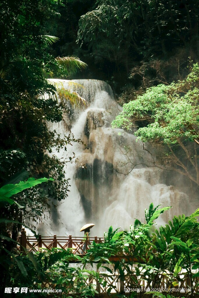 山林间的灵动瀑布景观