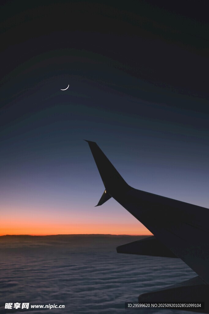 飞机上赏海上日落与弯月