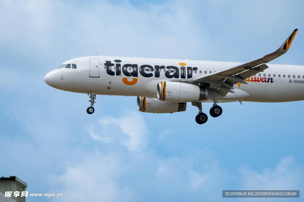 虎航飞机翱翔于蓝天白云间