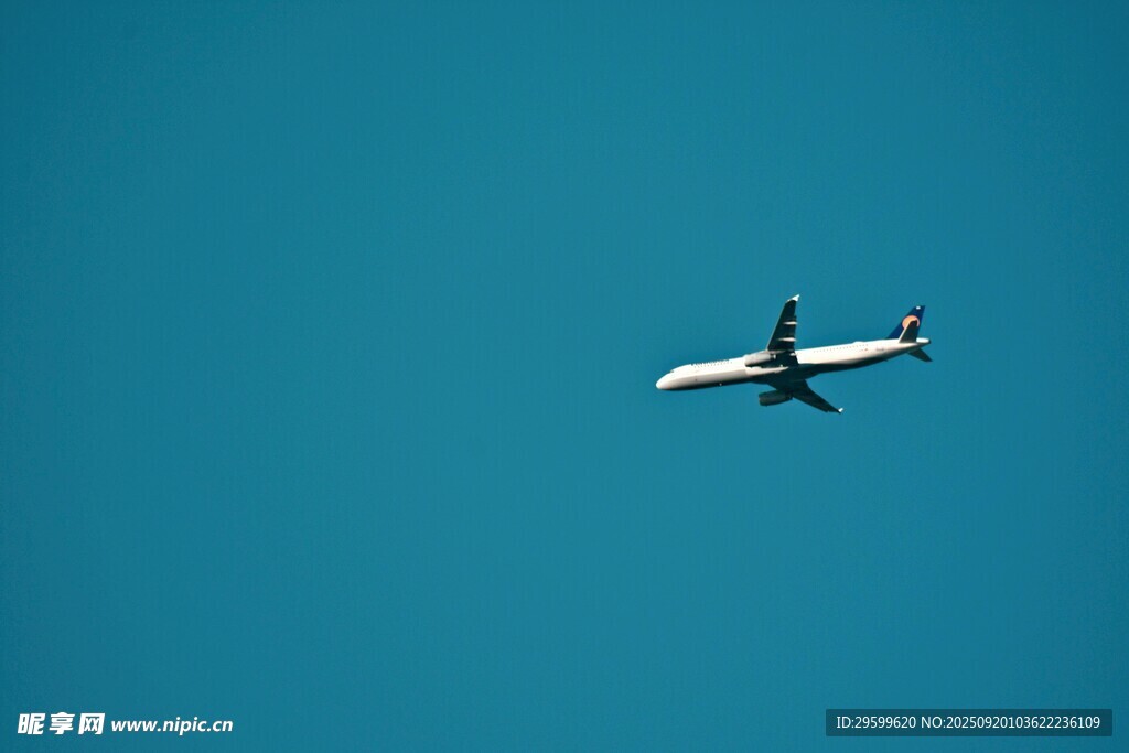 蓝天中翱翔的民航客机