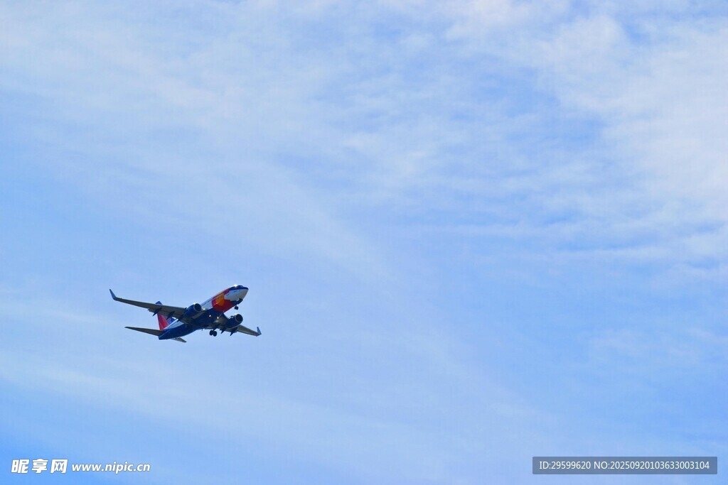 蓝天中翱翔的飞机