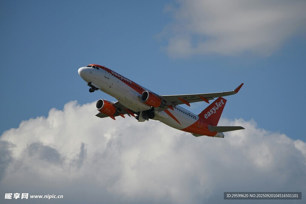 飞机翱翔于蓝天白云间