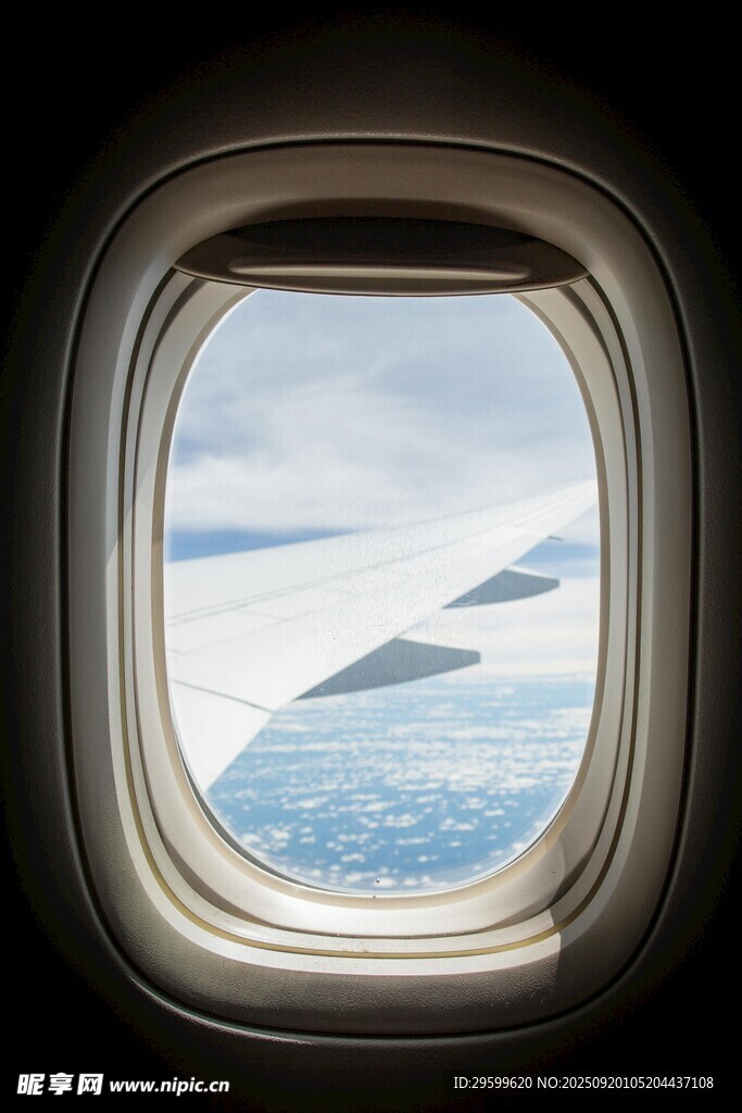 飞机舷窗望云海蓝天