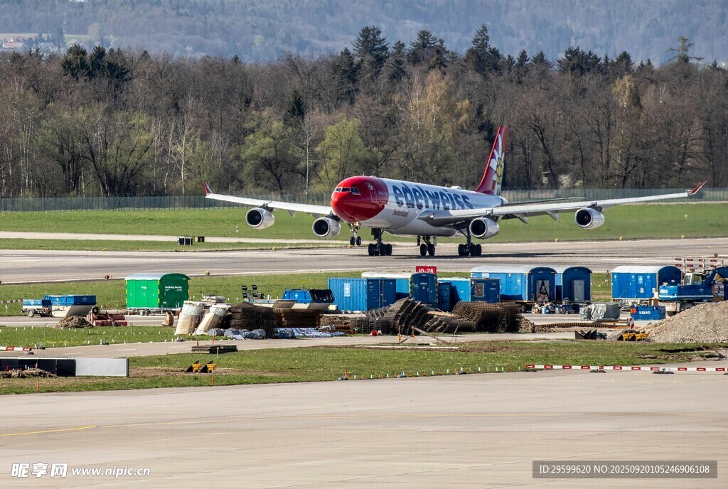 机场跑道旁的飞机与地勤车辆