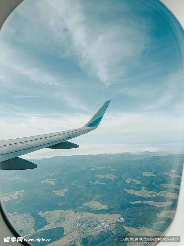 机窗外的云端与大地景色