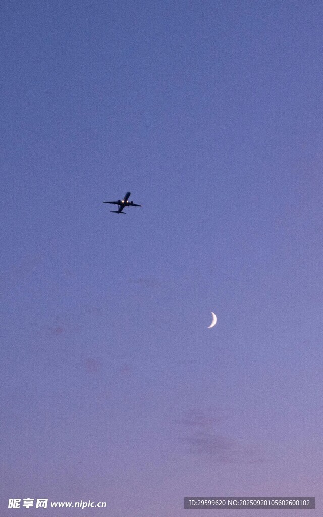 天空中飞机与月亮同框