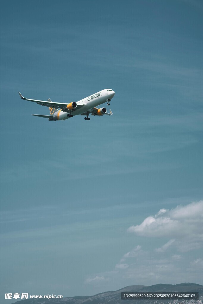 飞机翱翔于蓝天白云间