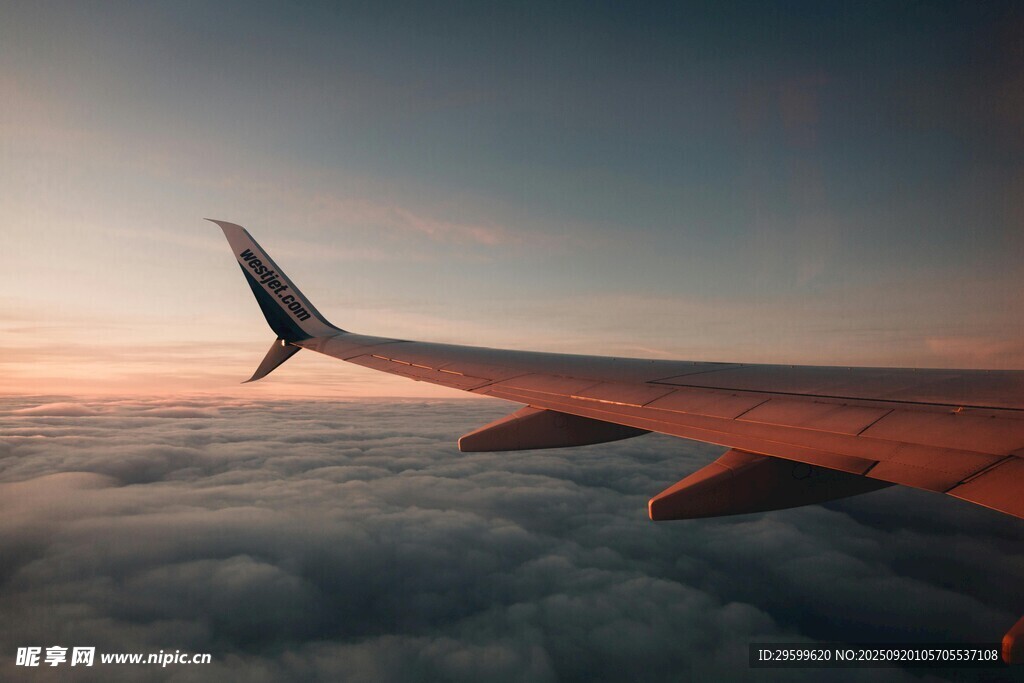 云端之上的飞机机翼