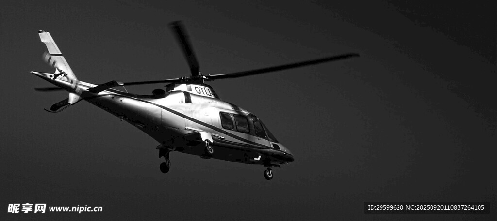 空中飞行的白色直升机