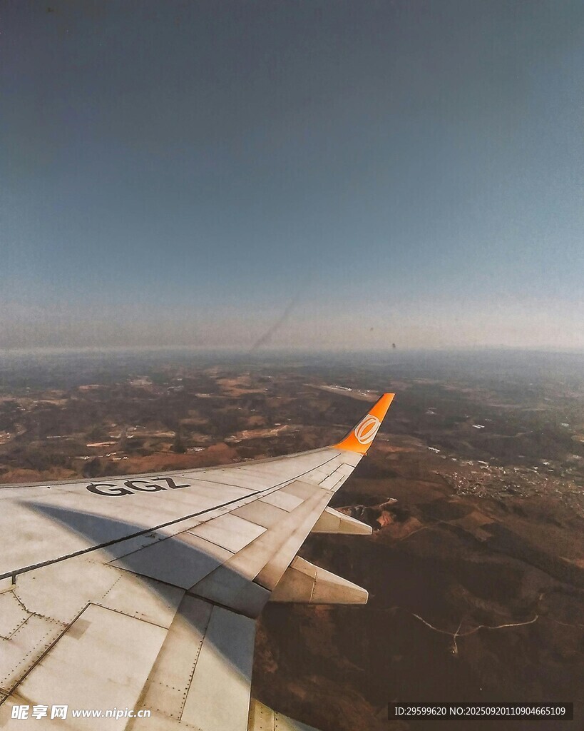 飞机机翼视角下的高空景色