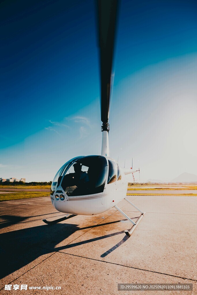 停机坪上的白色直升机