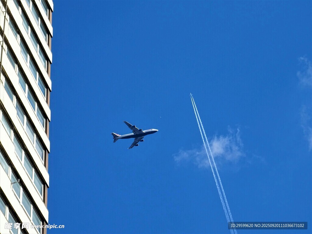 蓝天高楼间的飞机掠影
