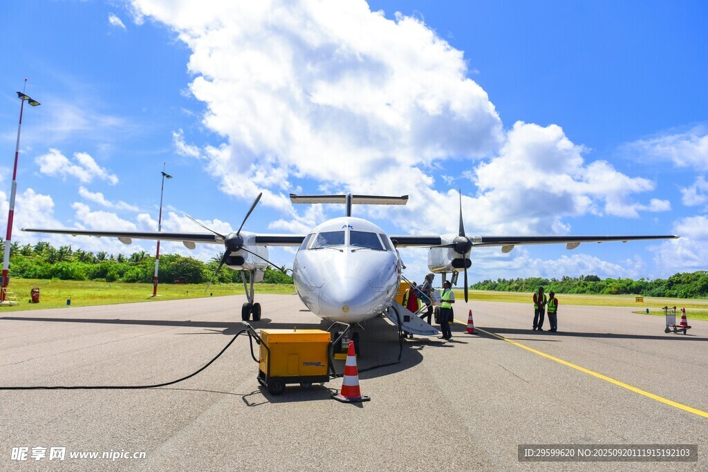 停机坪上的小型飞机及地勤