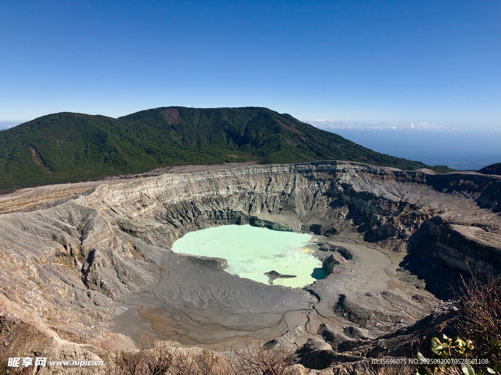 火山口内的碧绿水潭