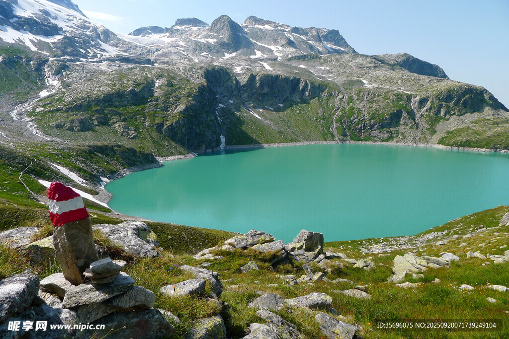 高山湖畔的徒步者