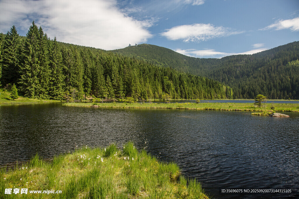 宁静湖畔山林美景