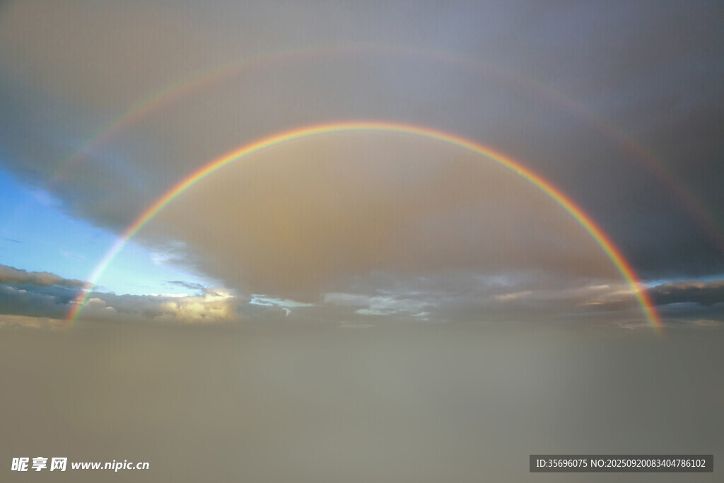 天空中的绚丽彩虹