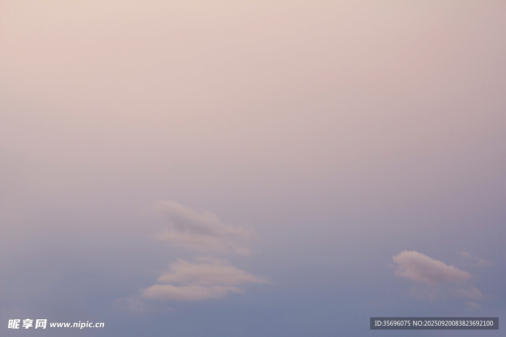 天空中的轻柔云朵