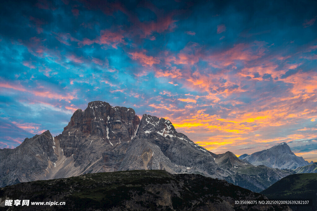 壮丽山景与绚烂晚霞