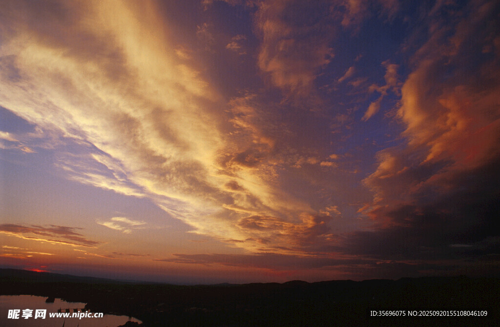 绚丽晚霞下的开阔自然景观