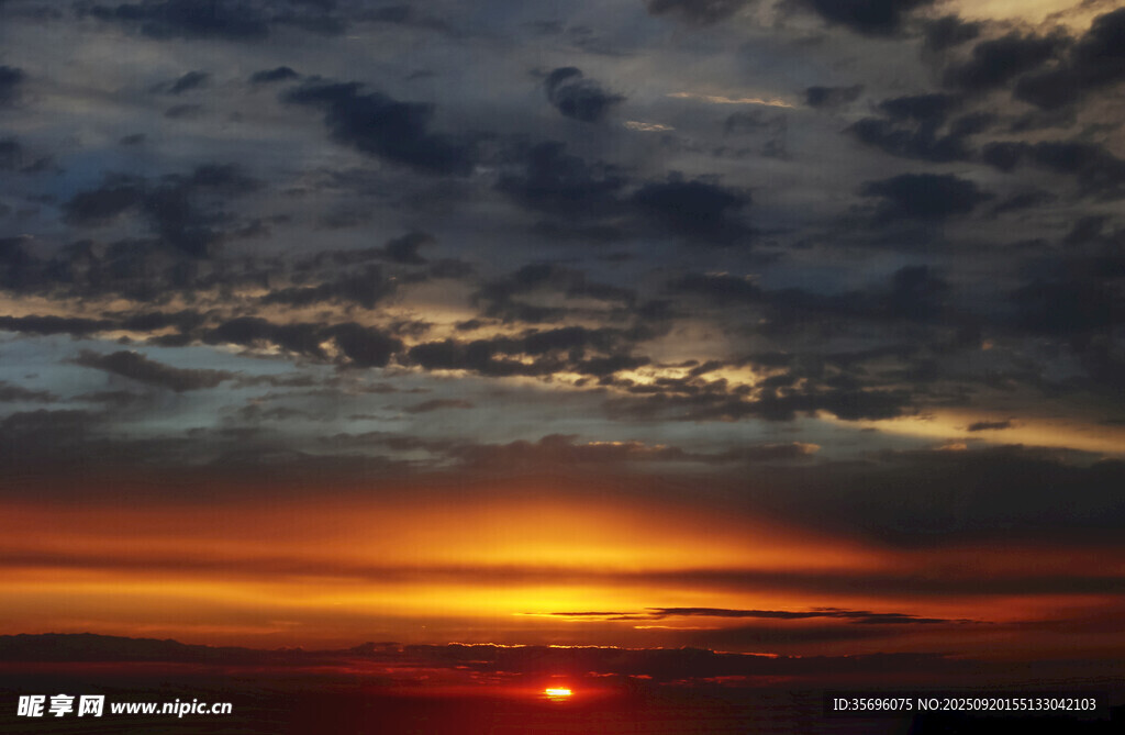 壮丽夕阳下的天空美景