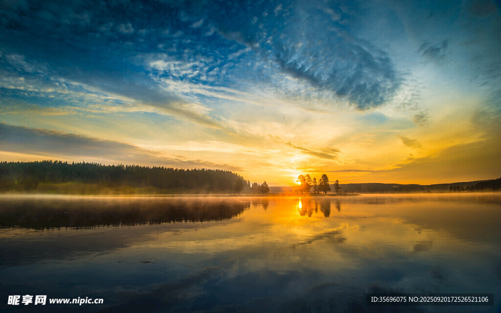 夕阳下静谧的湖面美景