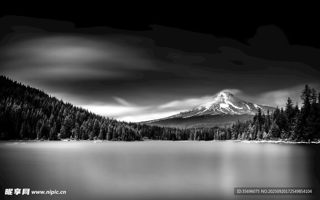 黑白山水间的静谧景致