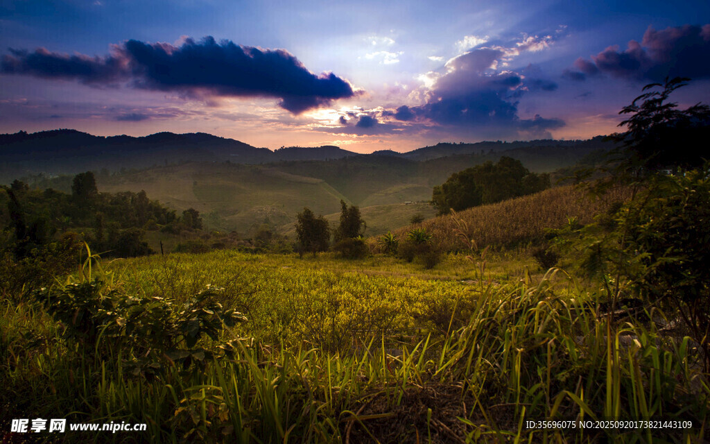 黄昏下的绿野山川美景