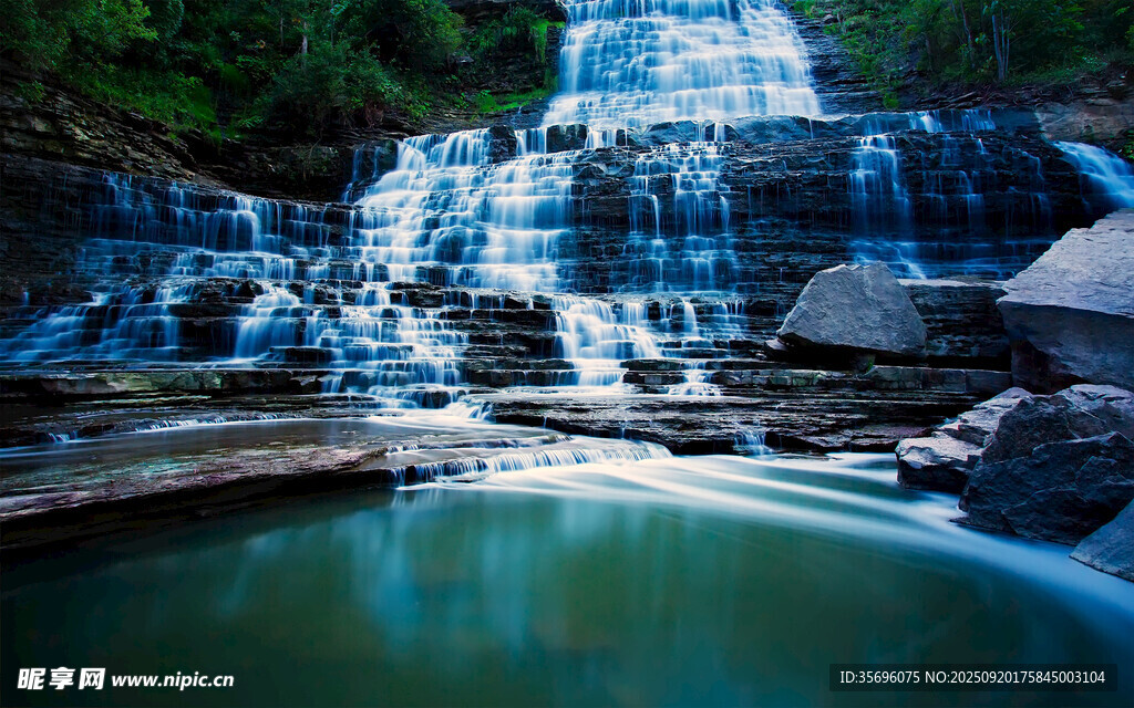 山间清幽瀑布下的碧绿潭水