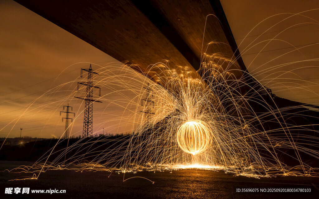 夕阳下的绚丽钢花飞舞