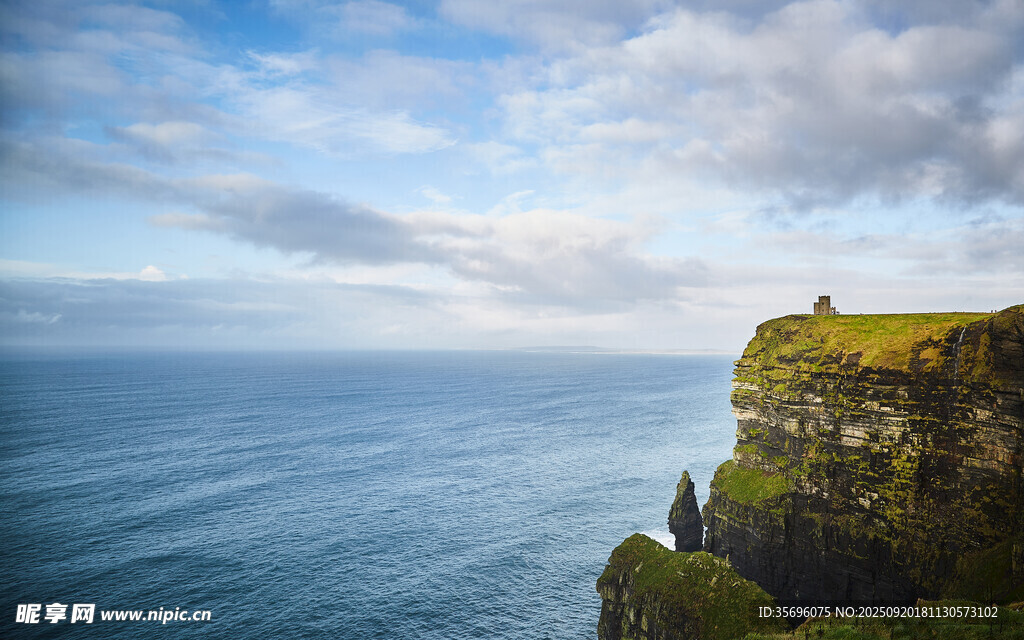 悬崖边的壮阔海景