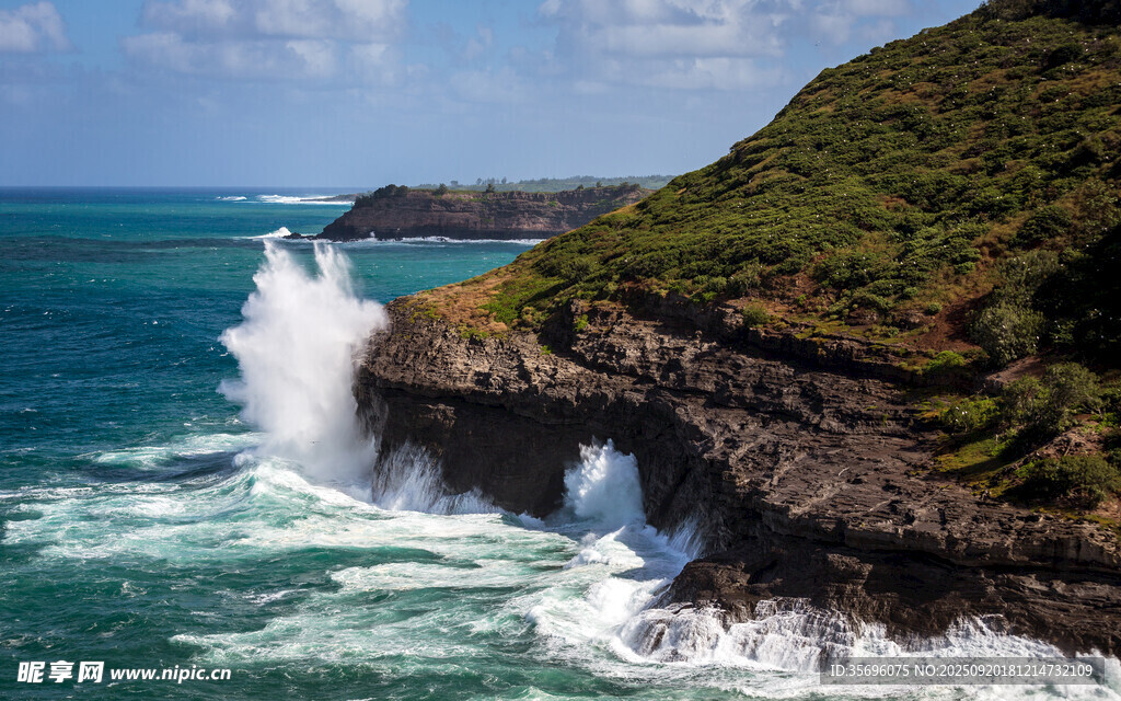 海浪拍打岸边岩石景观