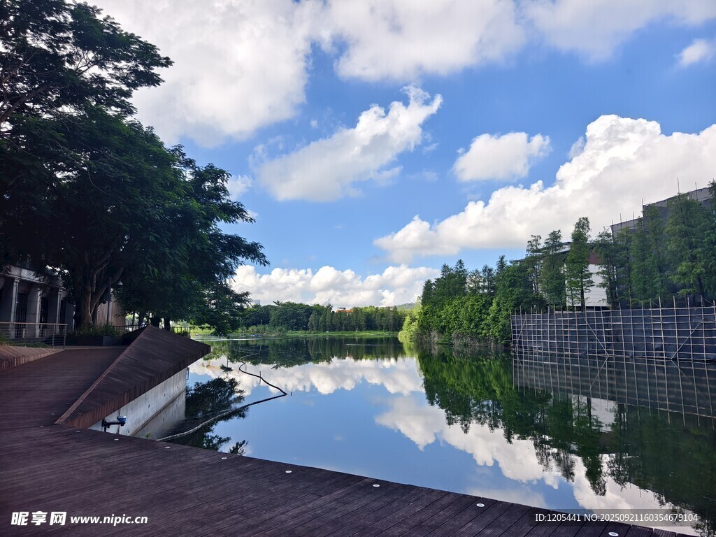 湖畔美景蓝天白云绿树倒映