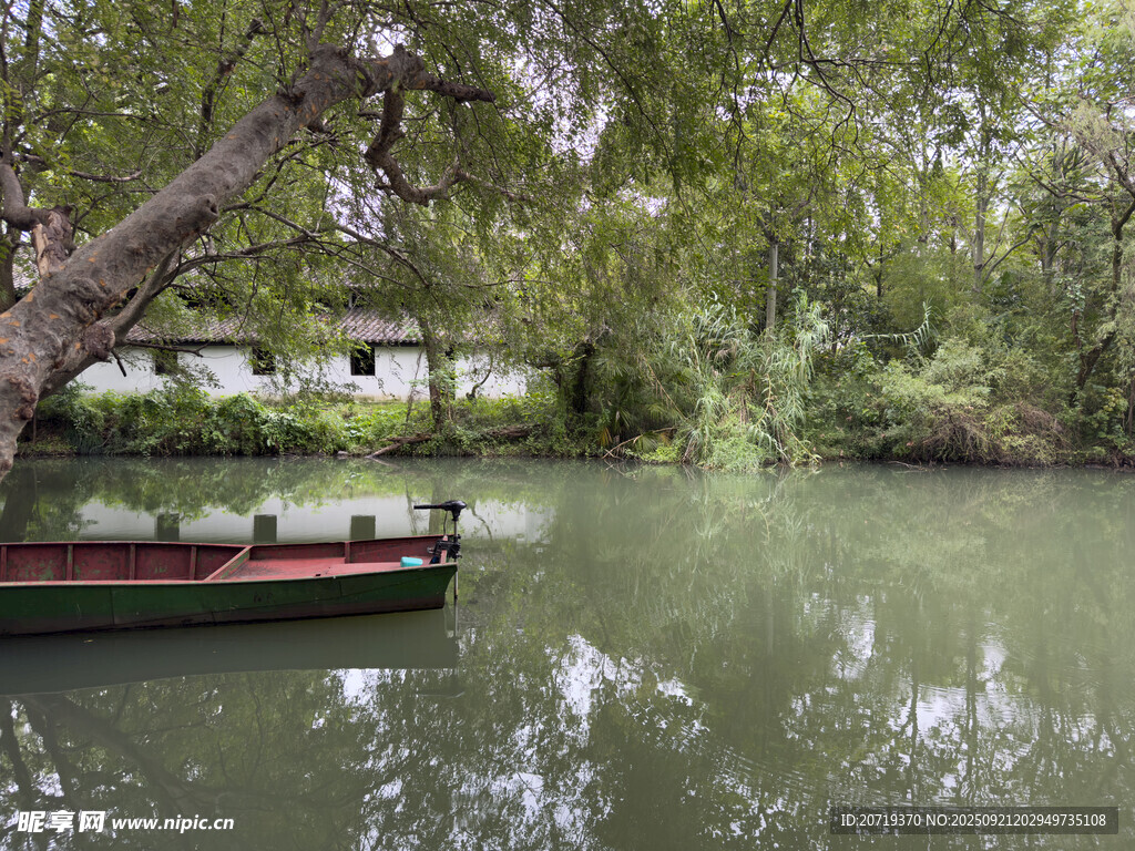 宁静河畔小船静泊