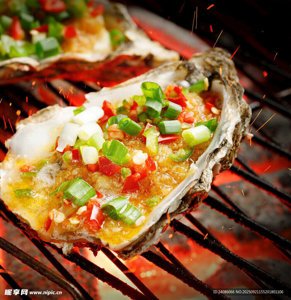 碳火上的美味蒜蓉烤生蚝