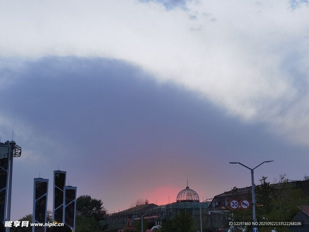 夕阳下的城市天际线景观