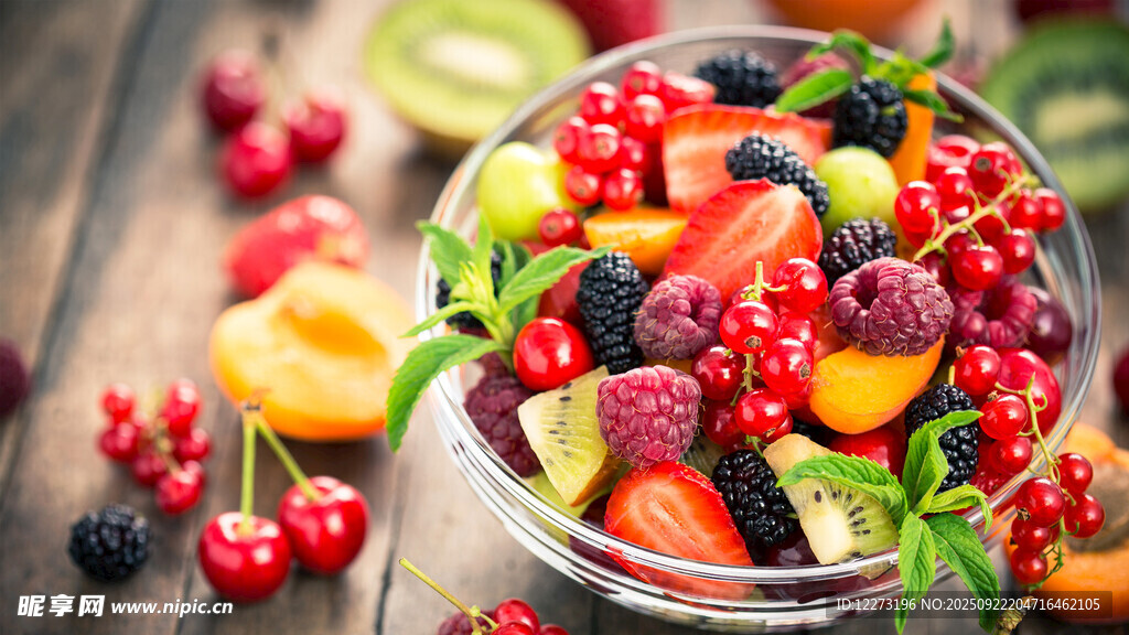 玻璃碗中的多彩新鲜浆果