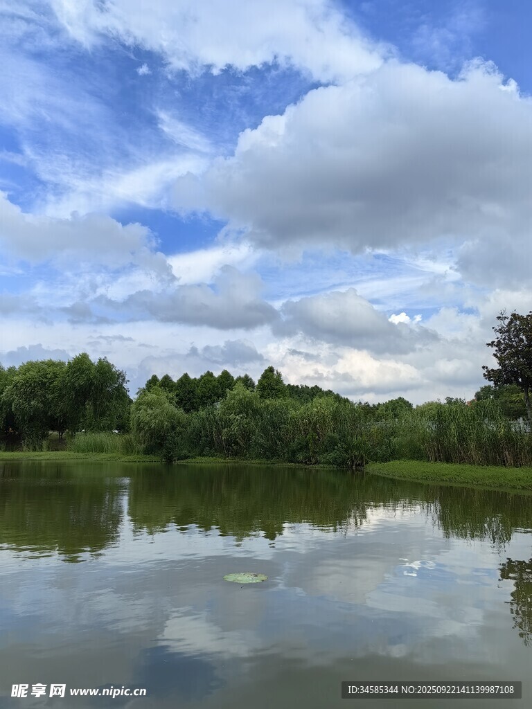 湖畔蓝天绿树倒影美景