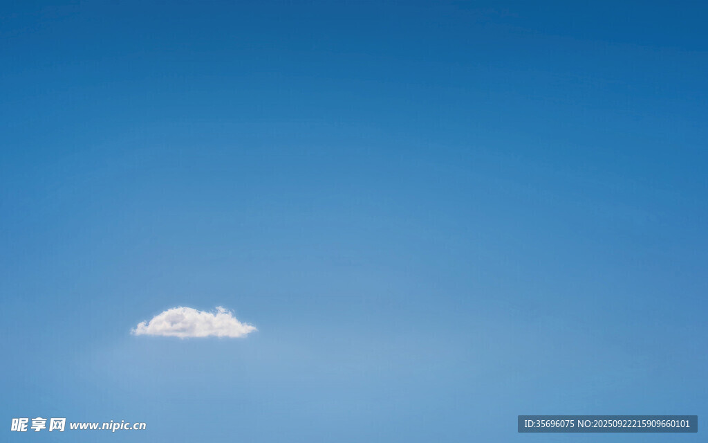 蓝天中的孤独云朵
