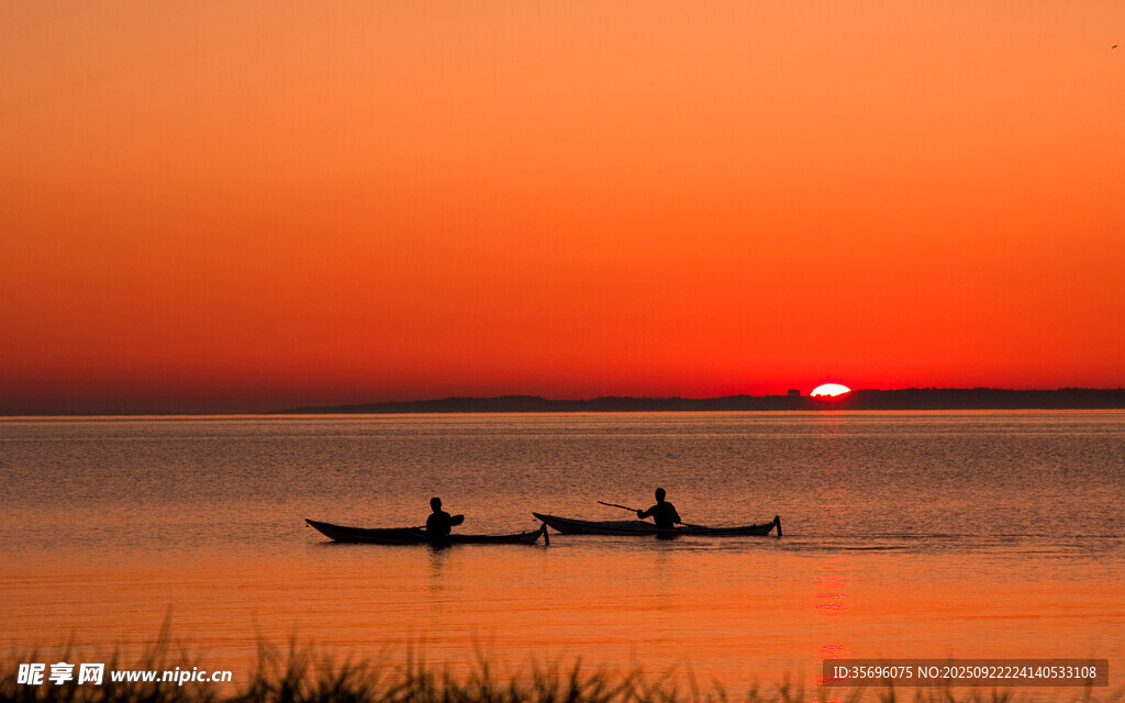 夕阳下的湖面泛舟