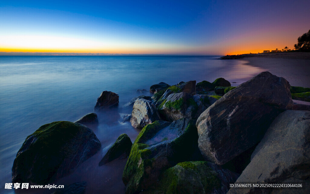 海边暮色中的嶙峋礁石