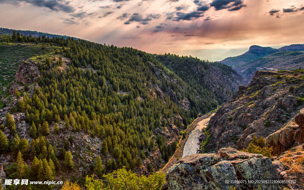 壮丽山谷间的蜿蜒河流