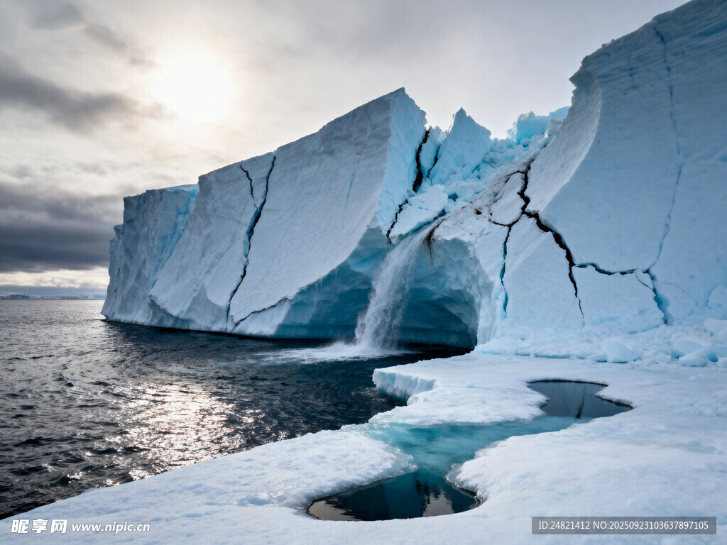 壮观的海上巨大冰山