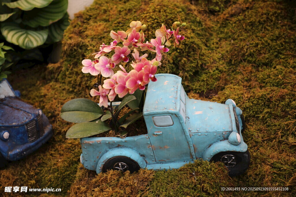 复古小车载着粉色花卉