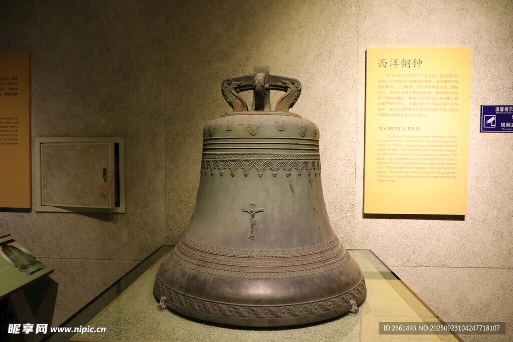 古老大钟陈列于展室