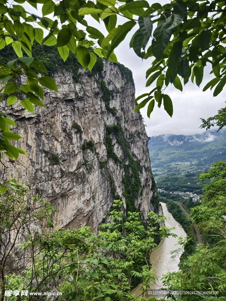 山间峭壁下的蜿蜒河流