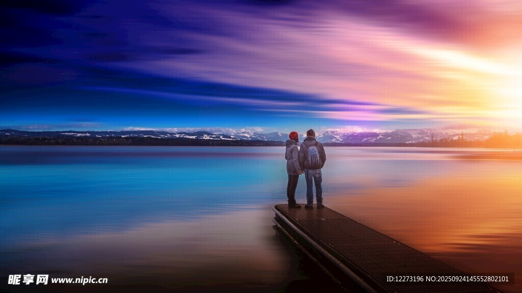夕阳下情侣立于栈桥