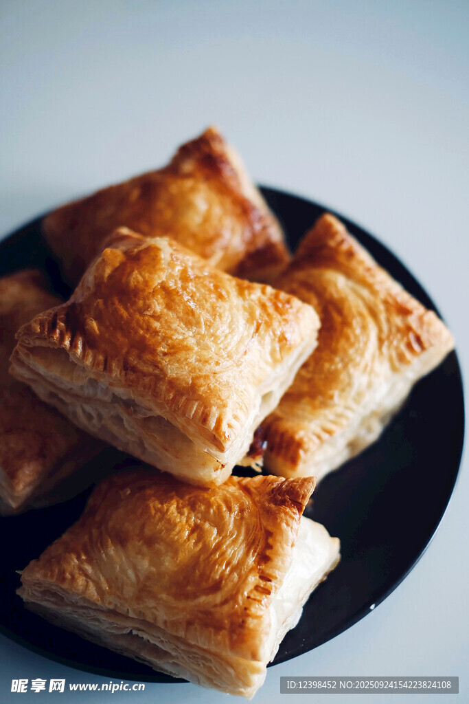美味千层酥摆放在黑盘上