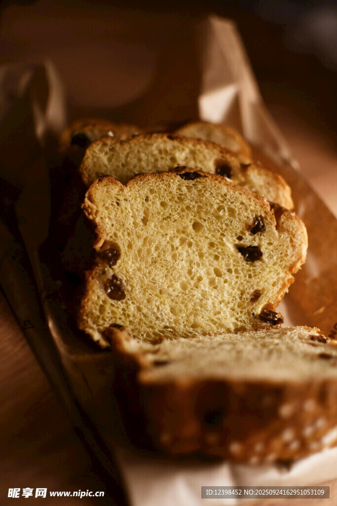 葡萄干面包切片特写