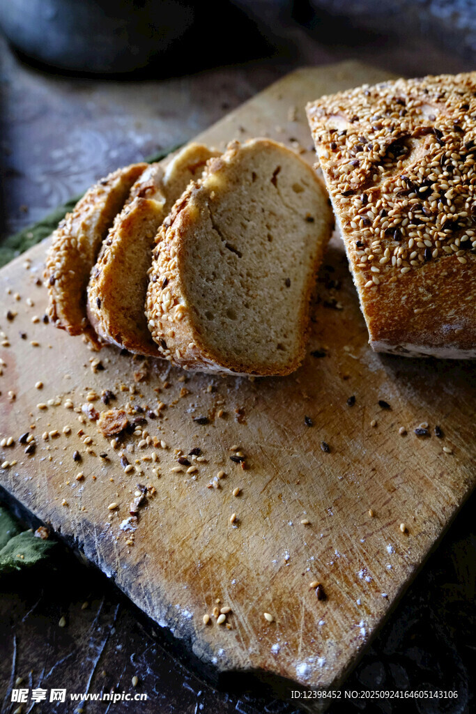 切片全麦面包置于砧板上